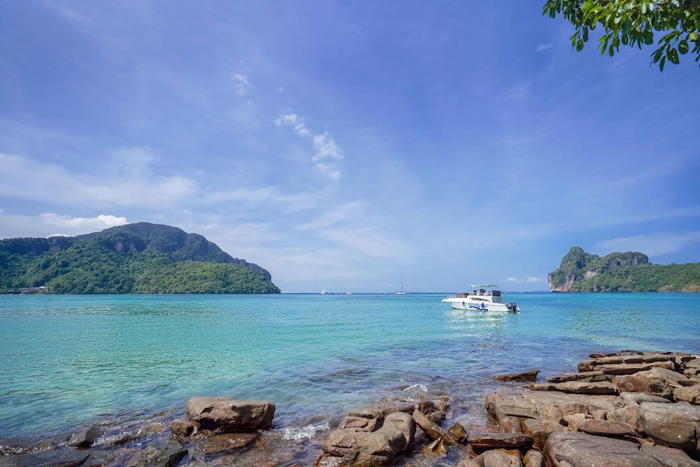 Phi Phi Cozy Seafront Resort 60/67