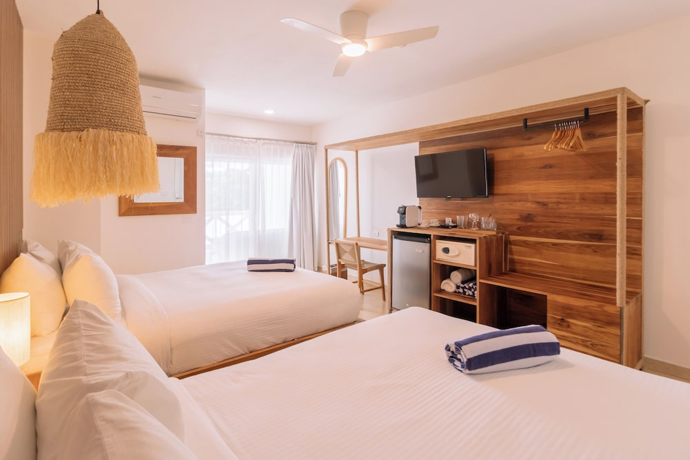غرفة ديلوكس بسريرين كوين بشرفة بإطلالة جزئية على البحر، Hotel Santa Teresa 8/10