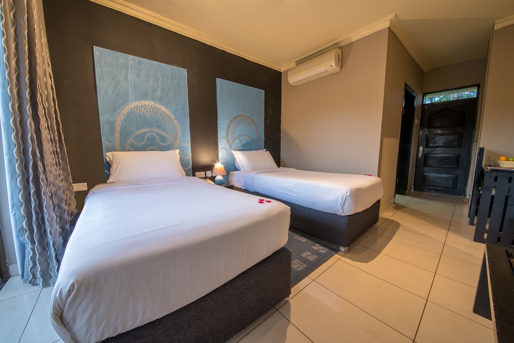 Dolphin Suites 20/63