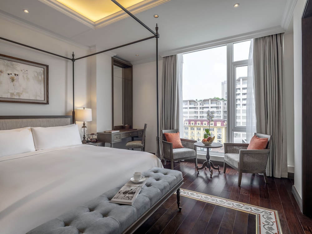 DELUXE, CITY VIEW