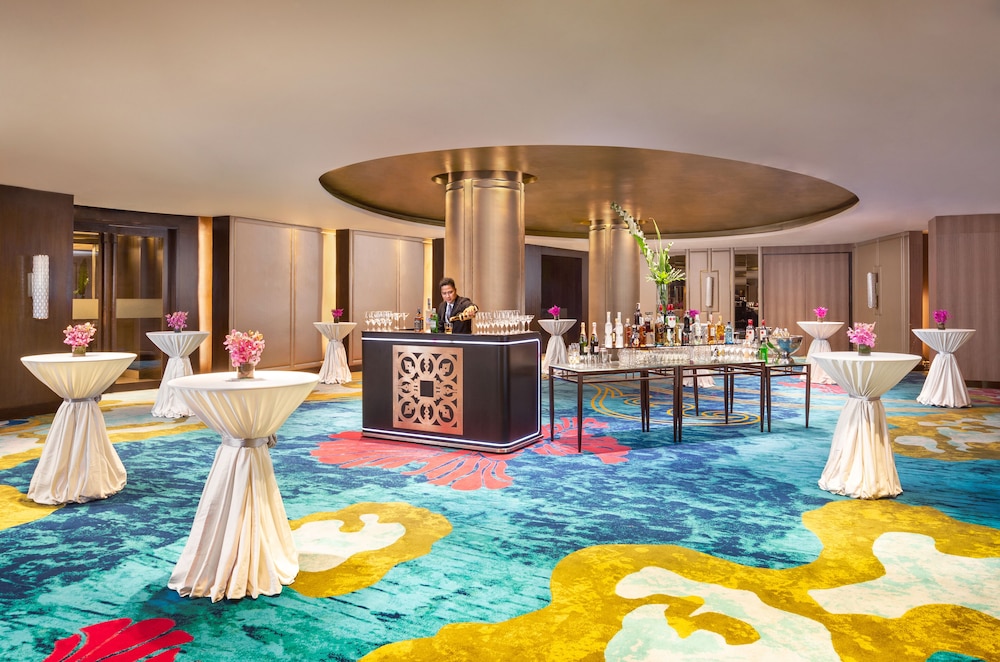 Dusit Thani Manila 67/72