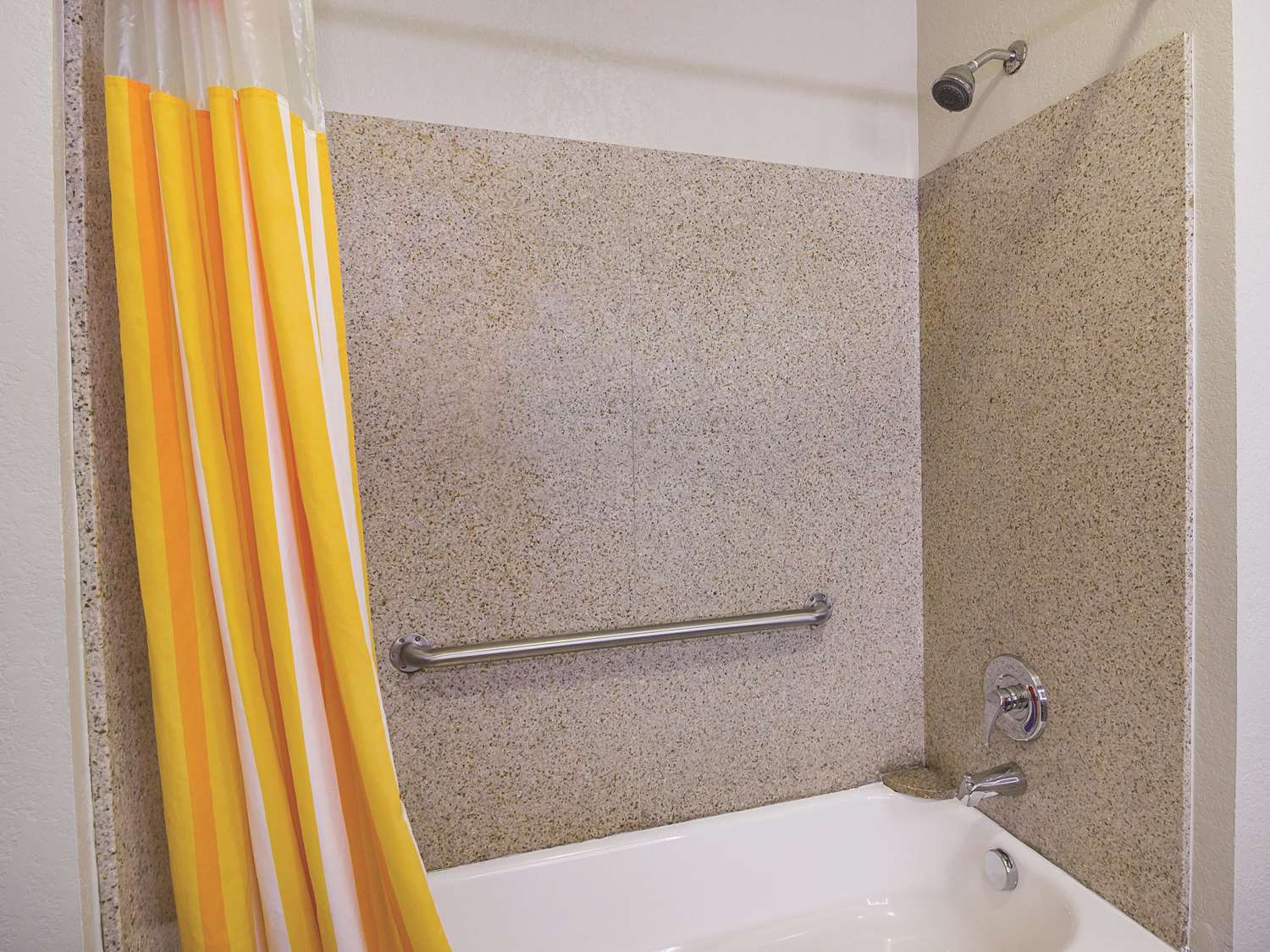 La Quinta Inn & Suites by Wyndham Bowling Green 50/51
