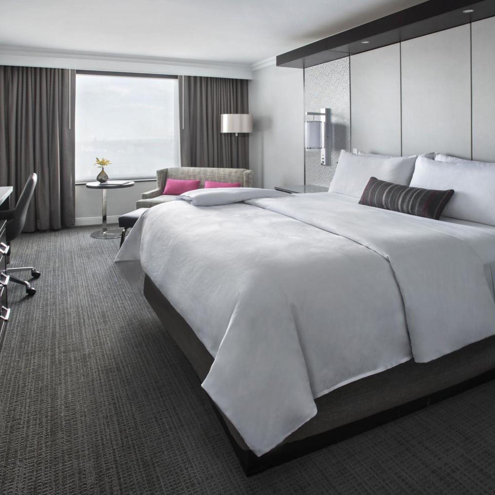 Room, King Bed, Statue View