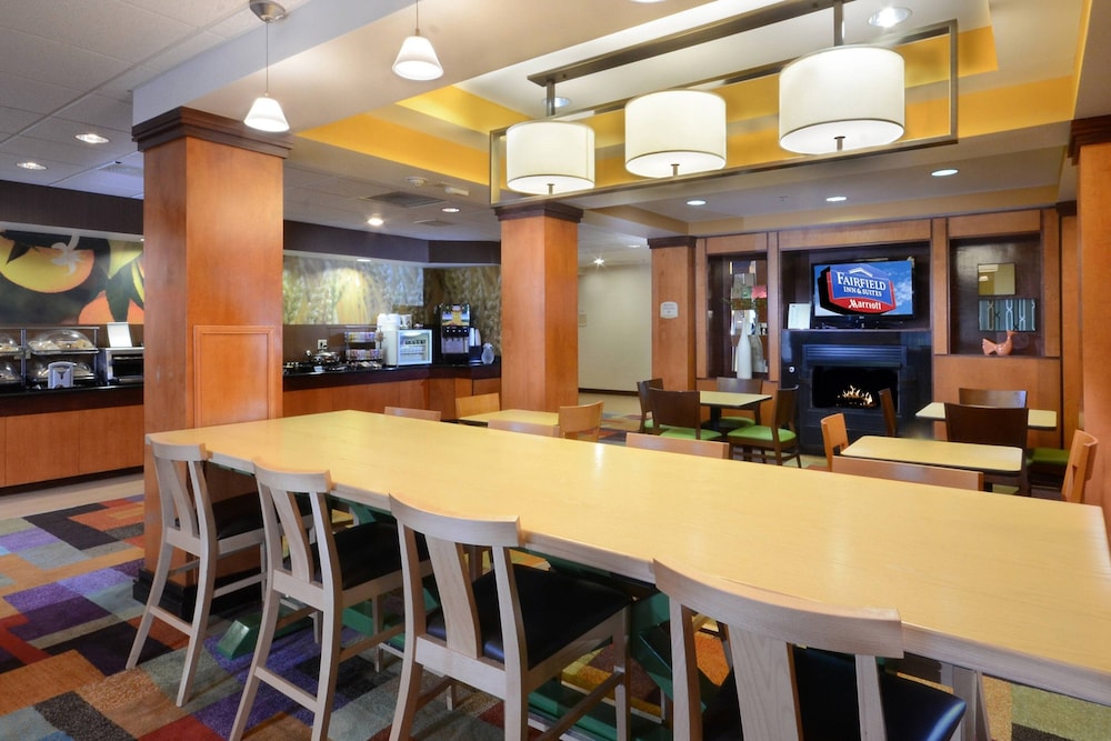 Fairfield Inn Suites By Marriott Roanoke Hollins I 81 22/26