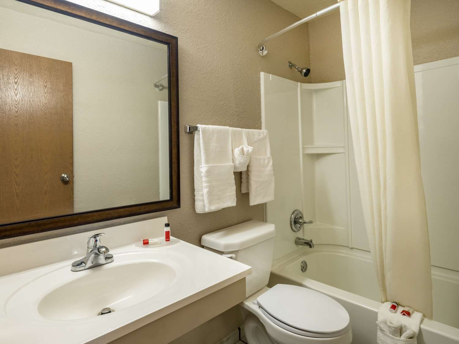 Super 8 By Wyndham Clinton 26/27