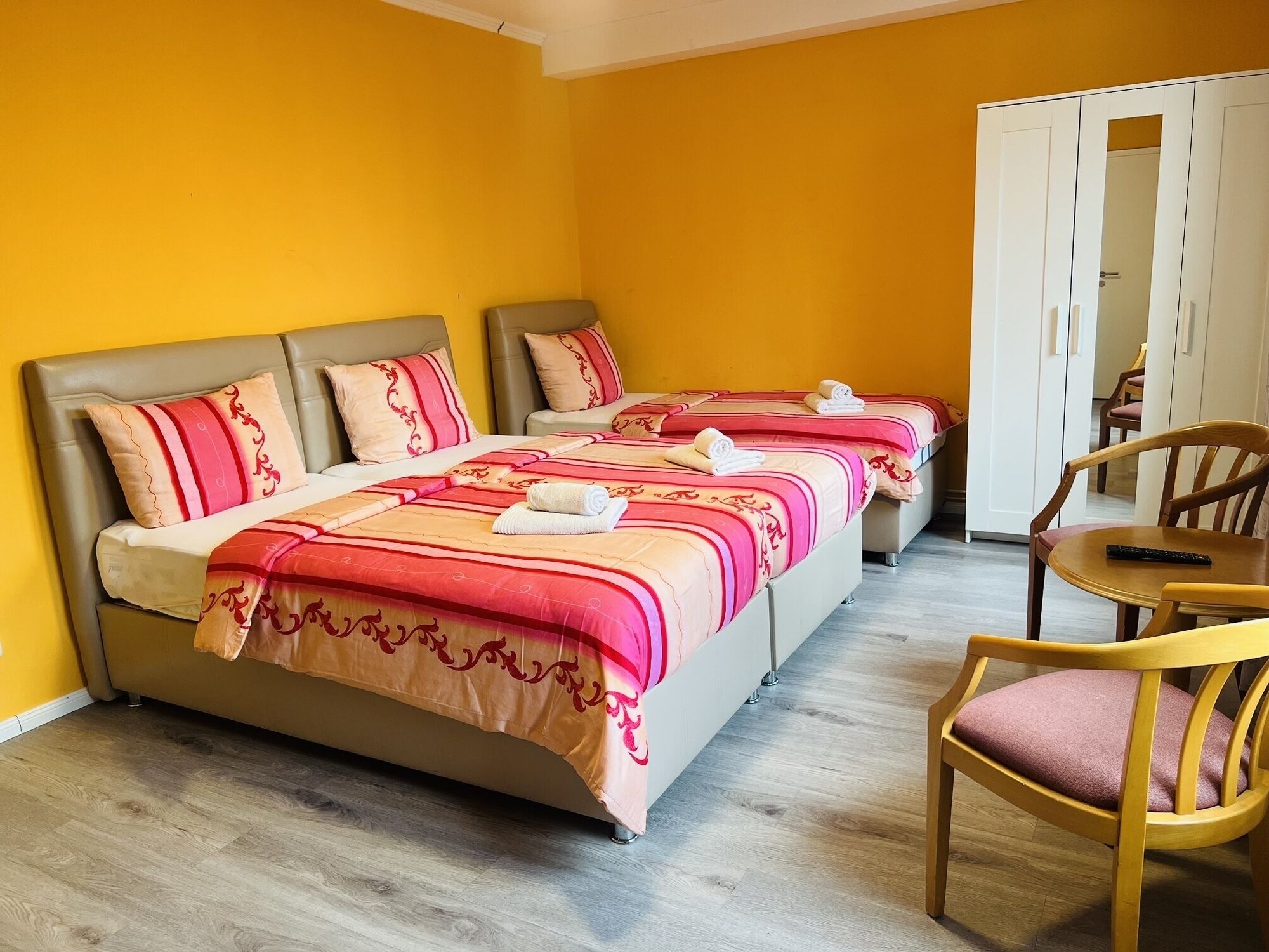 FAMILY, 3 BEDS