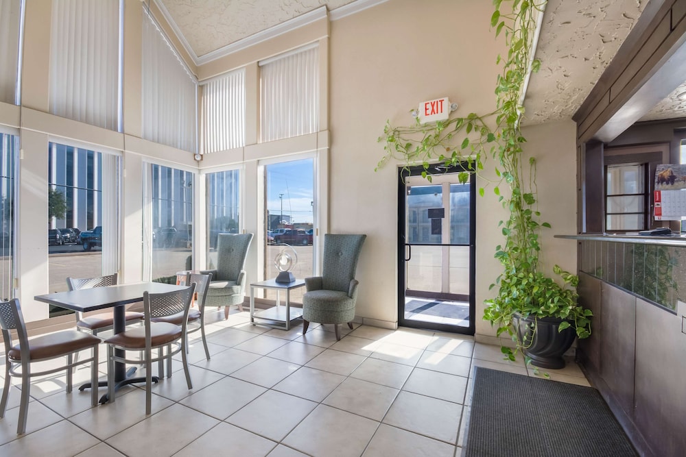 Econo Lodge Inn and Suites Oklahoma City 23/31