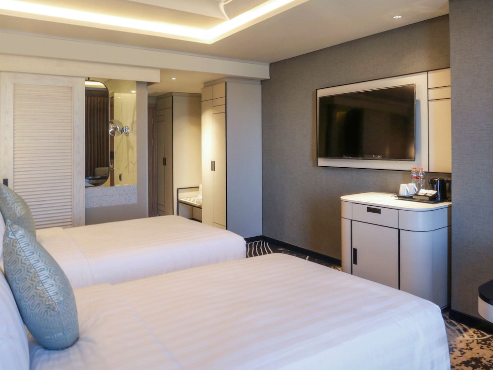 Movenpick Surabaya City 19/68
