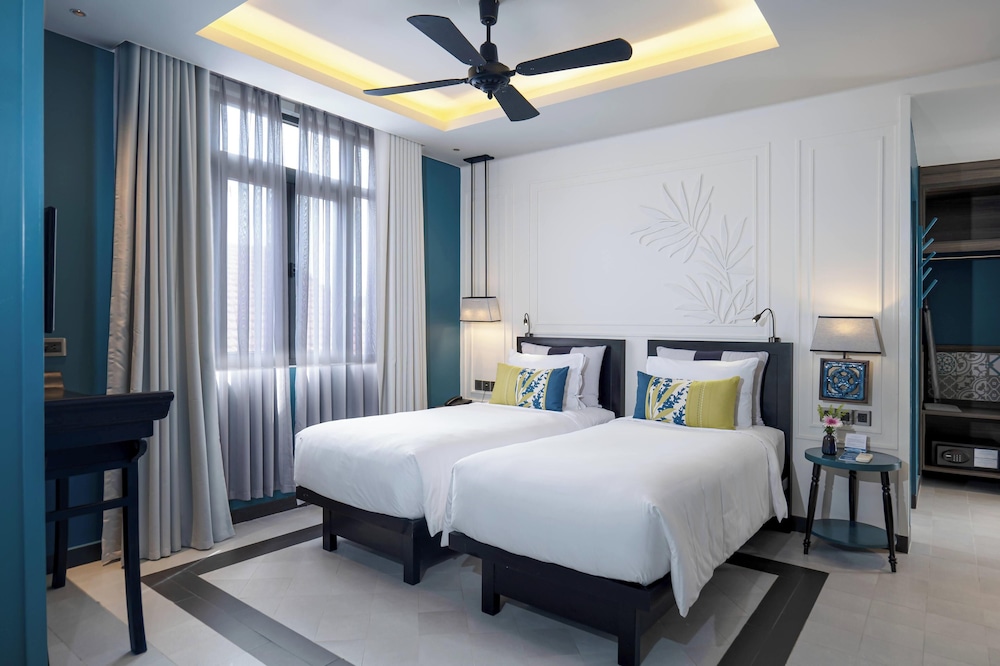 DELUXE, DOUBLE OR TWIN BED