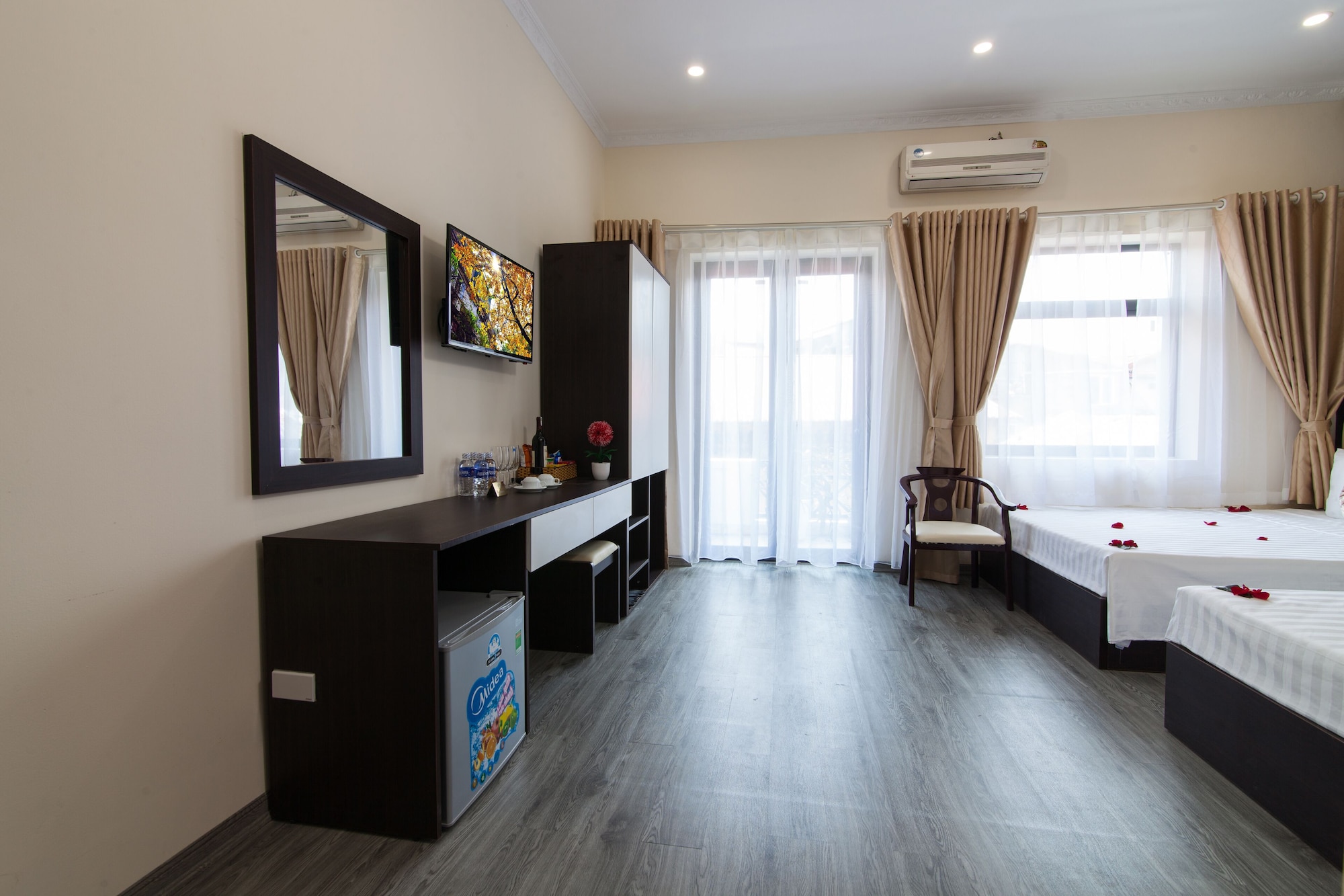غرفة ثلاثية بسرير كوين وسرير فردي بإطلالة على المدينة بشرفة، Hanoi Elpis Hotel 4/5