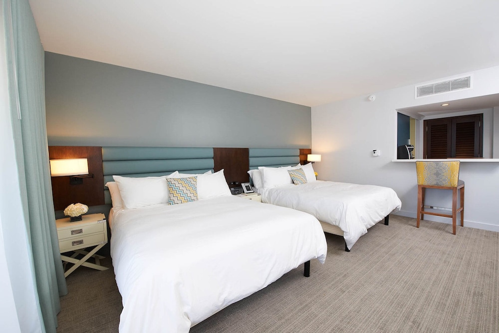 Lakehouse Hotel and Resort 34/100
