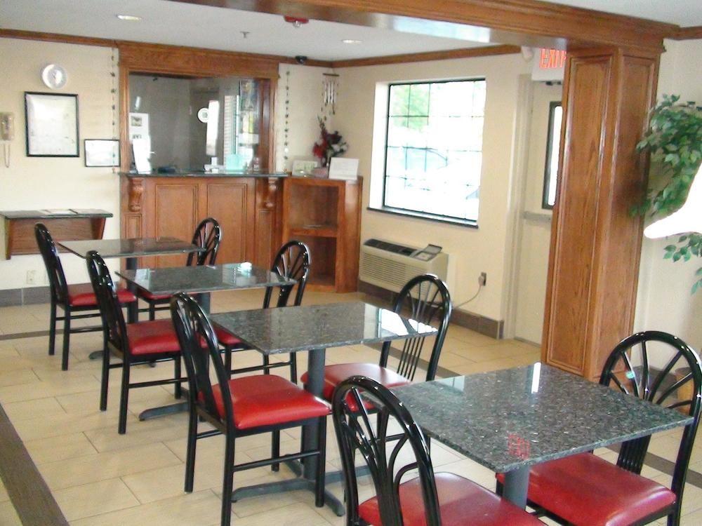 Econo Lodge Oklahoma City Northeast 17/28