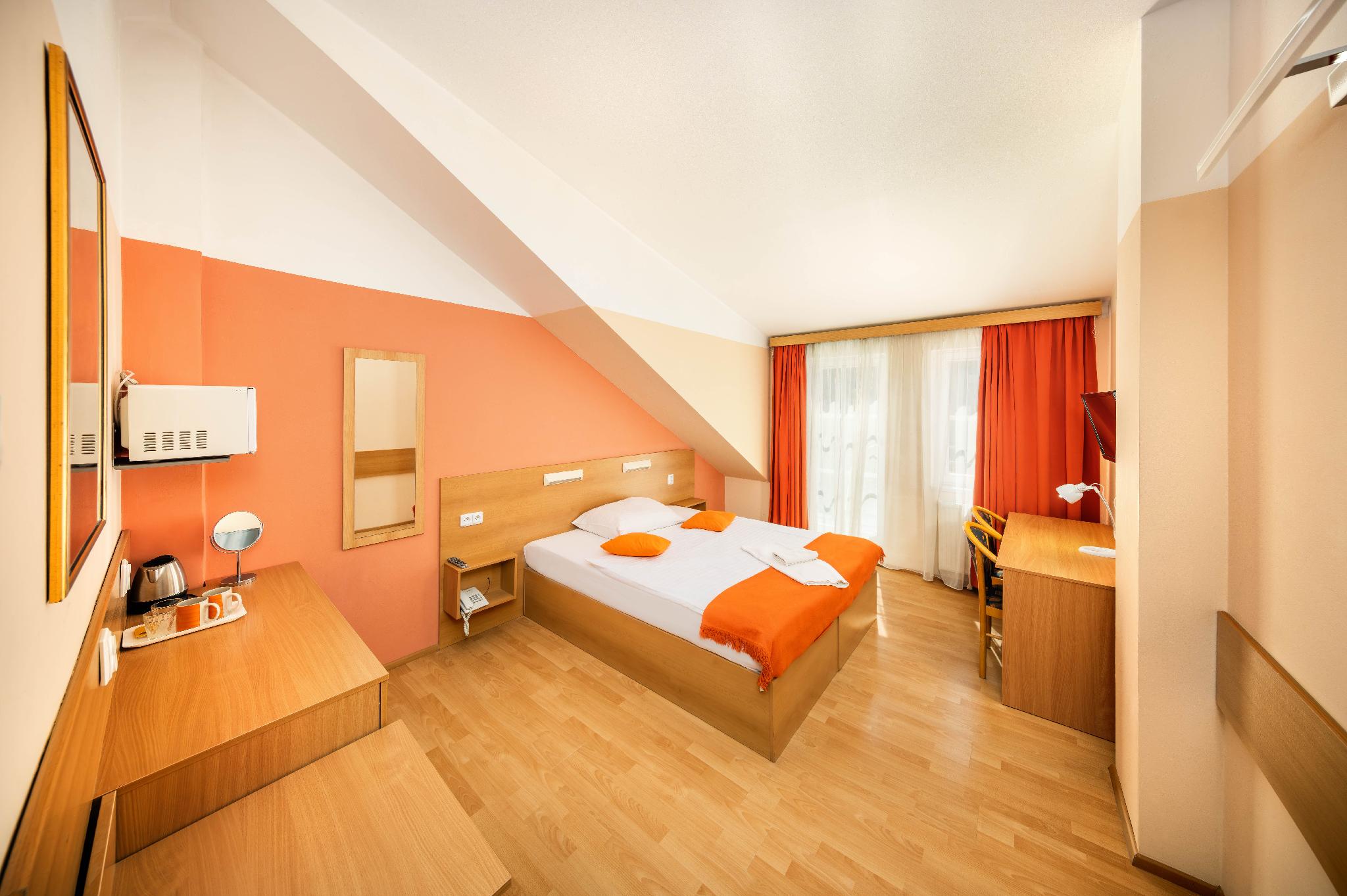 Room, Queen Bed