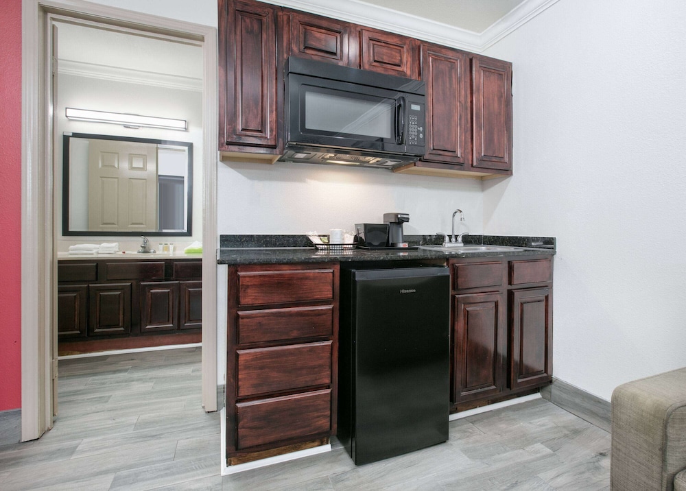 Ramada by Wyndham Diamondhead I-10/Gulfport 13/47