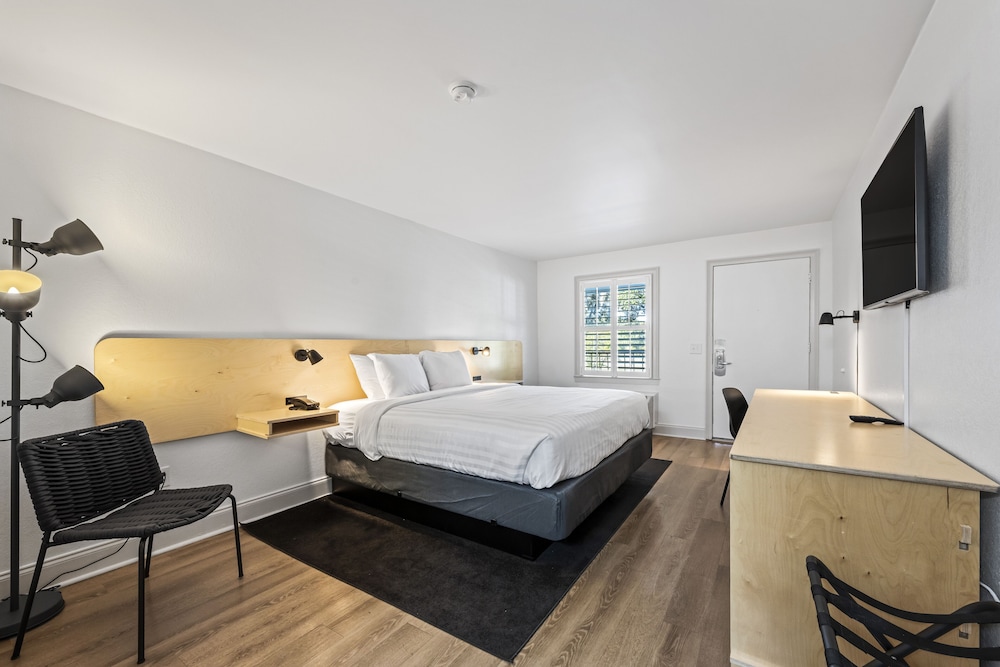 غرفة بسرير كينج يُسمح فيها بالحيوانات الأليفة، Charleston Creekside Inn 3/4