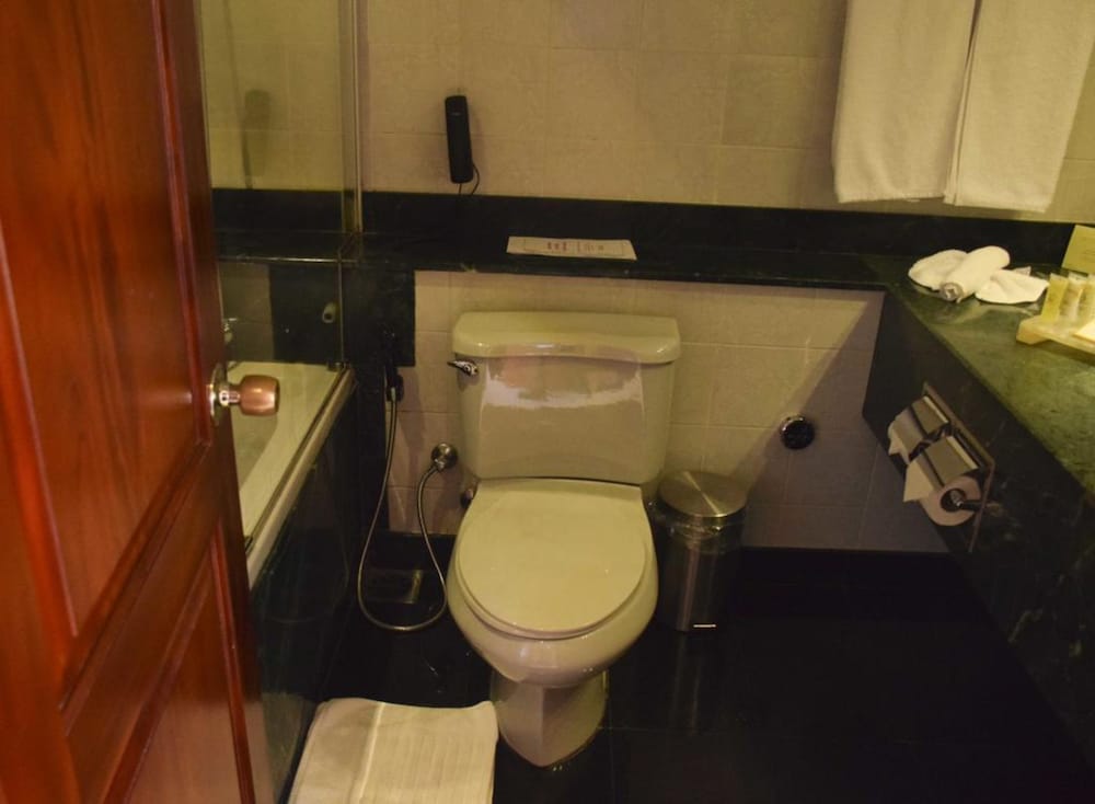 Mahaweli Reach Hotel 50/50