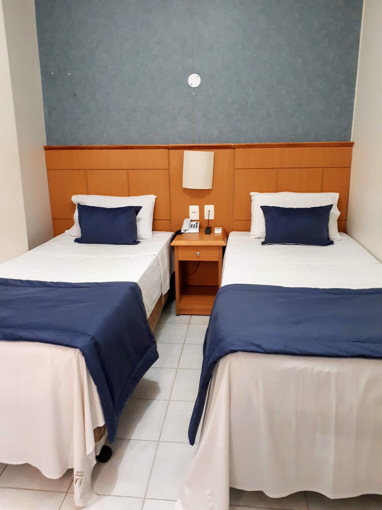 ROOM, TWIN BEDS
