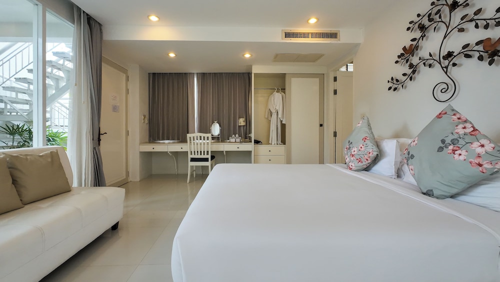SEA BREEZE, VILLA