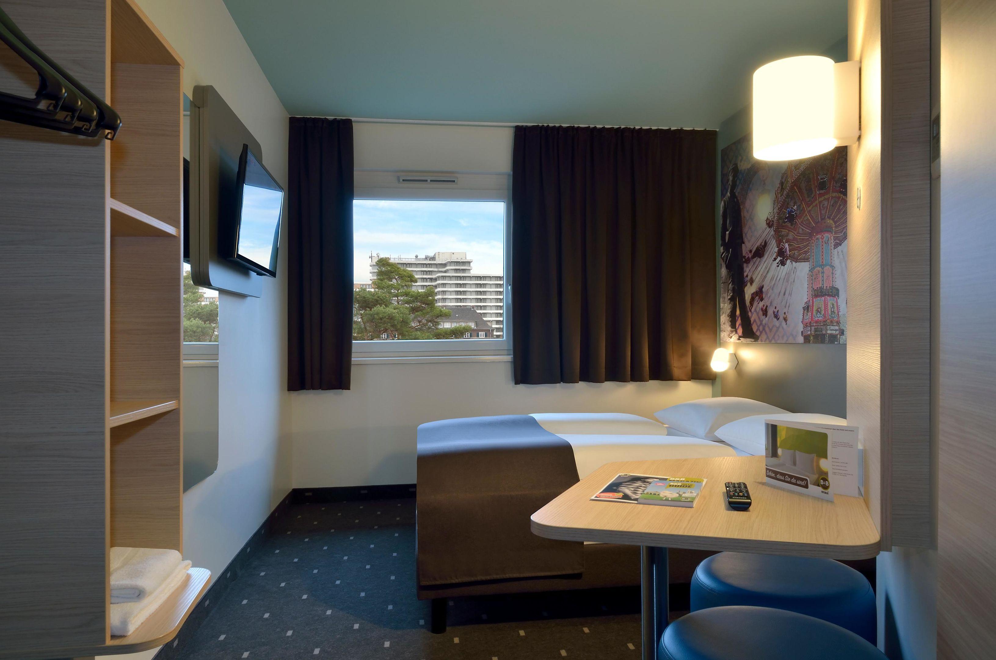 ROOM, DOUBLE BED