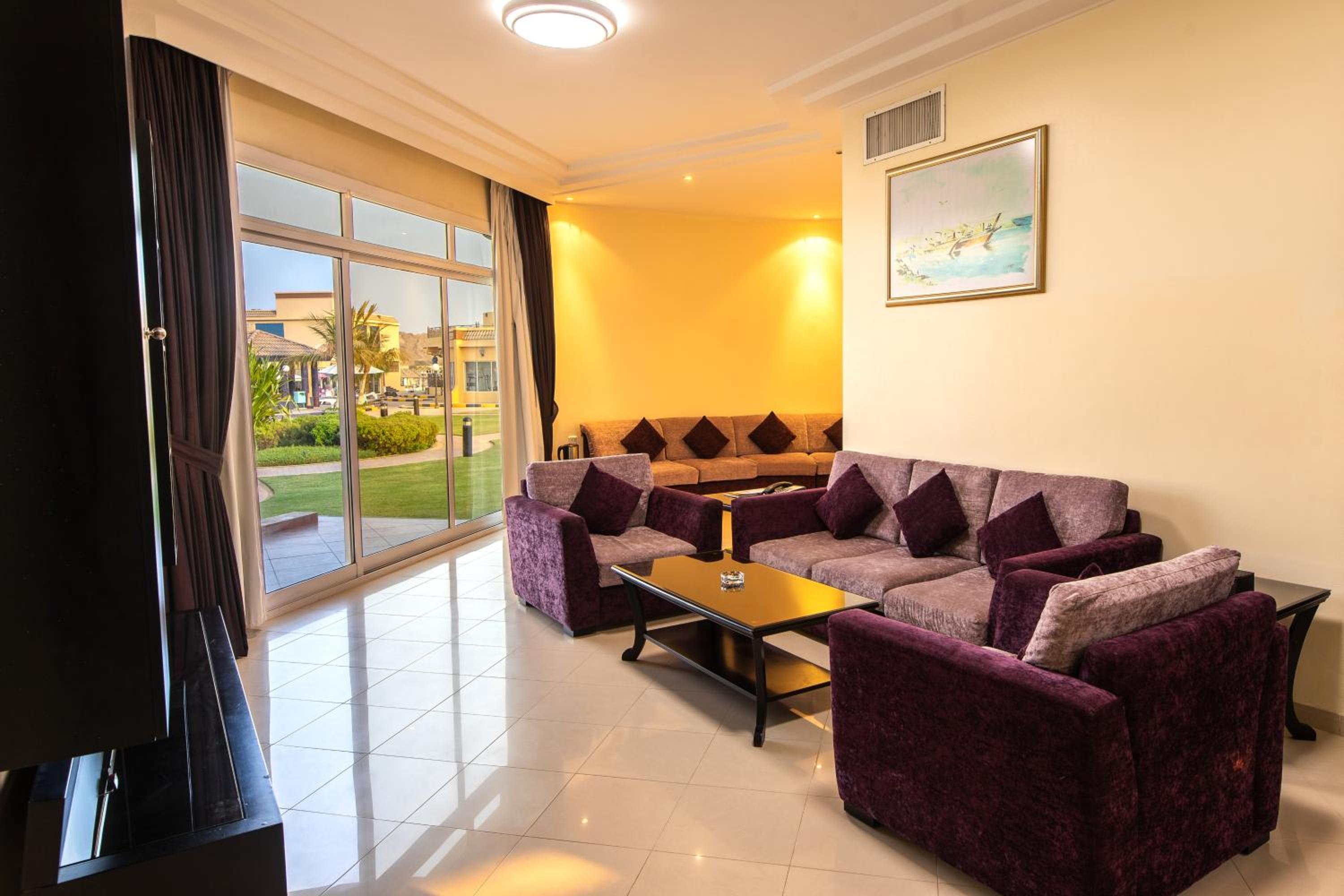 Royal Beach Hotel & Resort 33/50