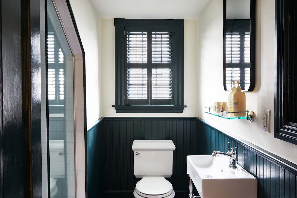 Connecting House, Petite, King Bed, Shared Bathroom، The Roberts Collection 4/5