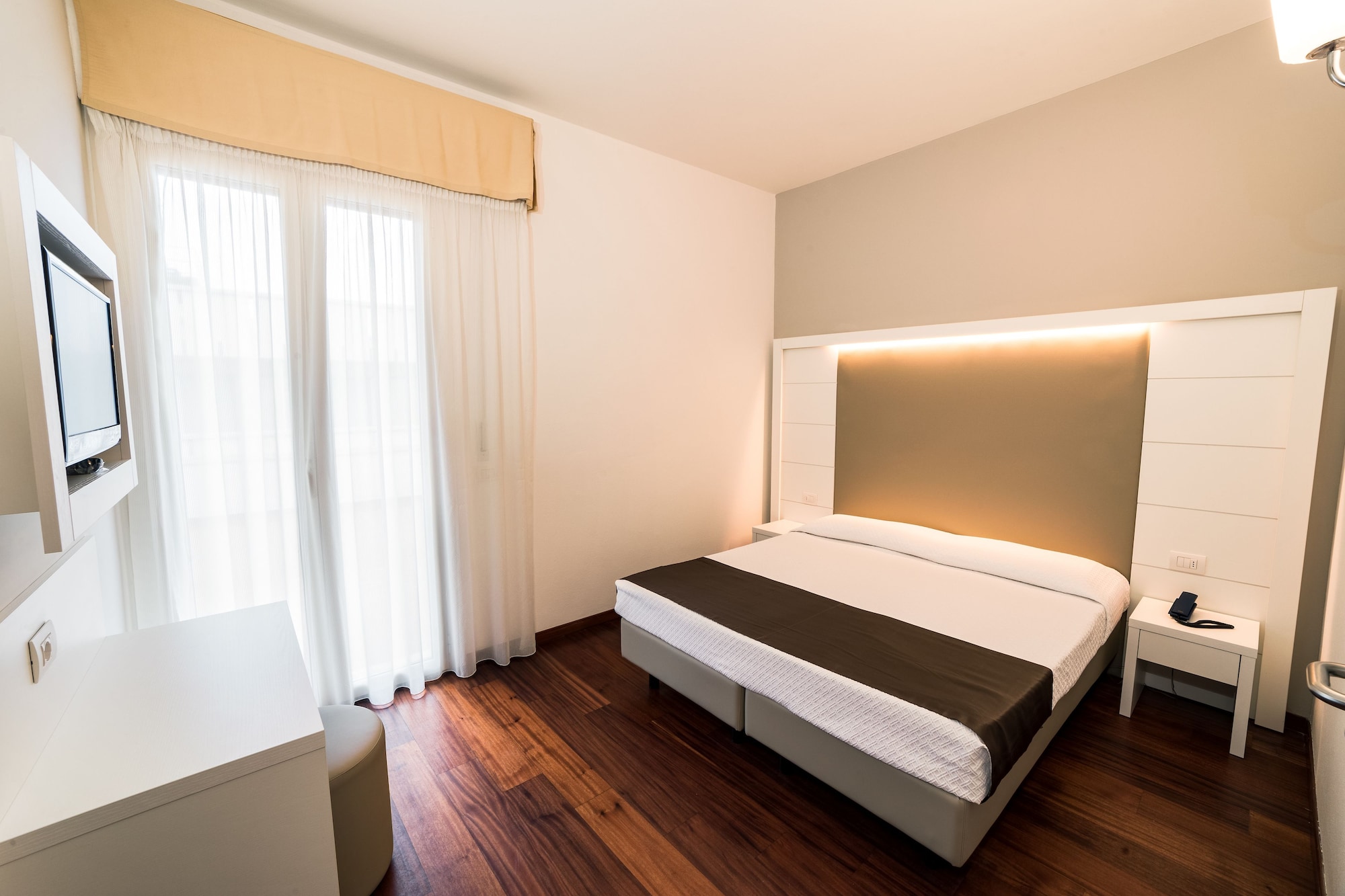 ROOM, SINGLE