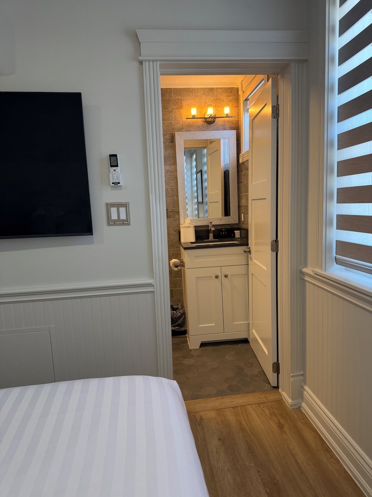 Colonial Hotel & Suites 13/42