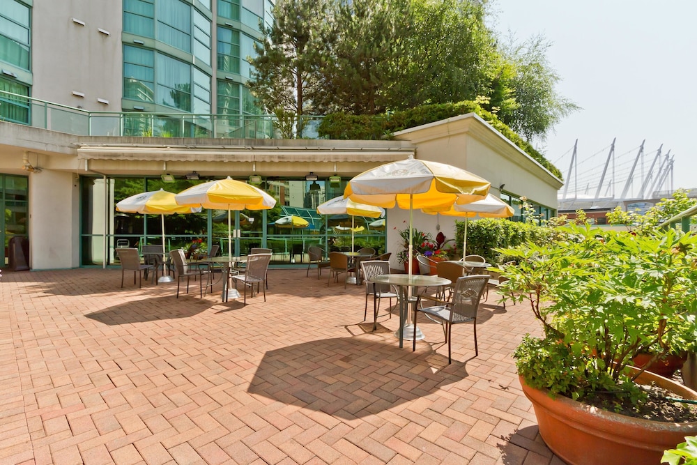 Rosedale On Robson Suite Hotel 11/45