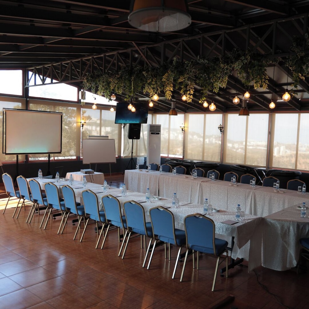 MONTEVERDE HOTEL 51/64
