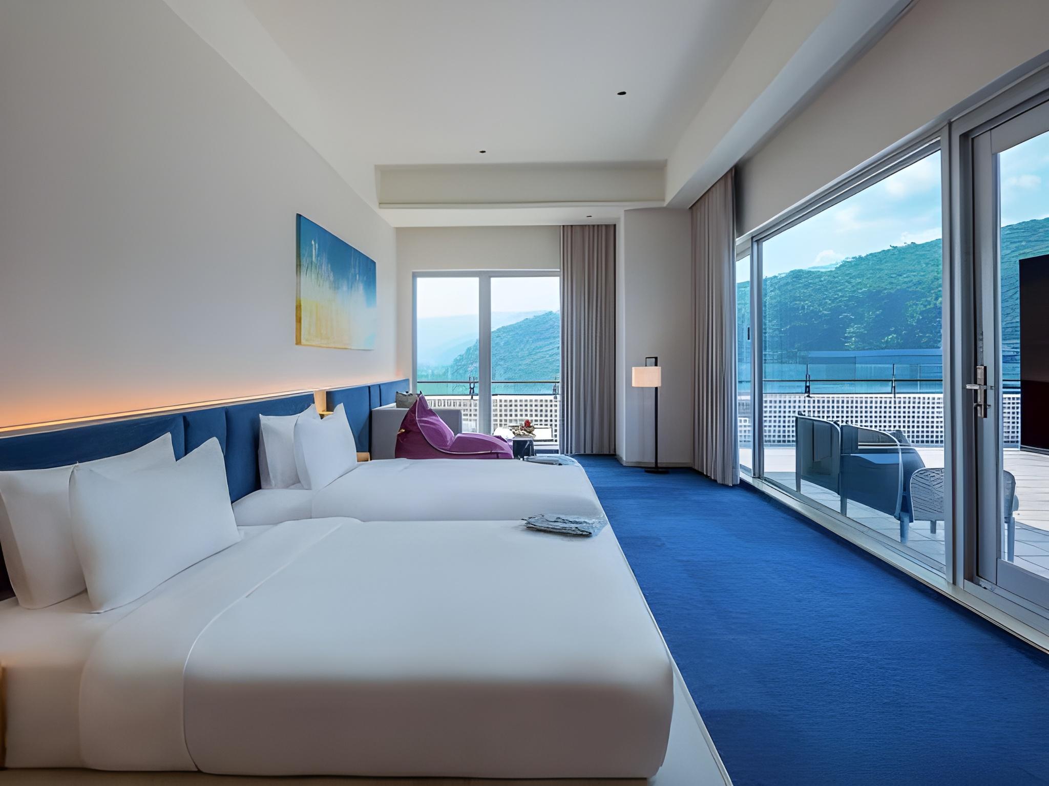 Skyline, Twin Beds, with View