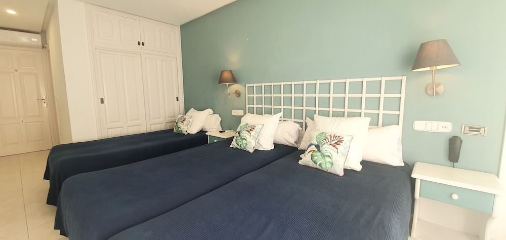 Hugo Beach Hotel 10/31