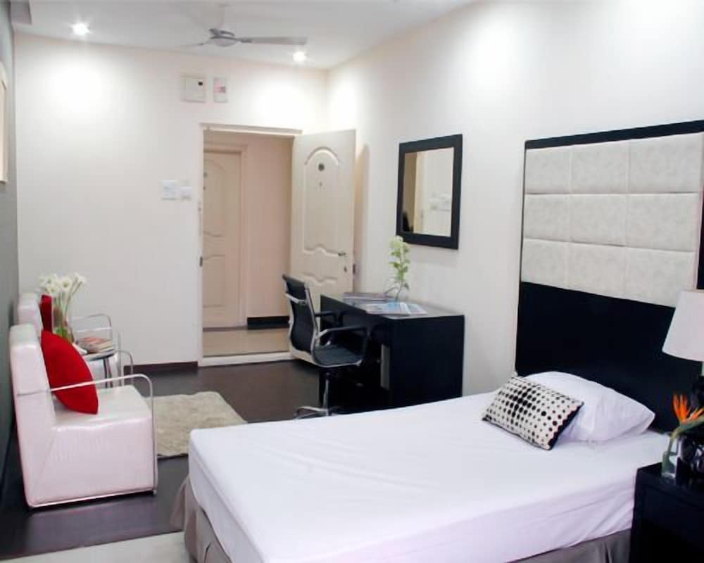 Hotel At Home Suites 17/40