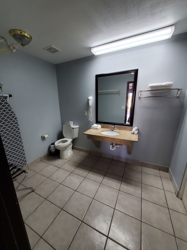Deluxe Inn Suites 10/61