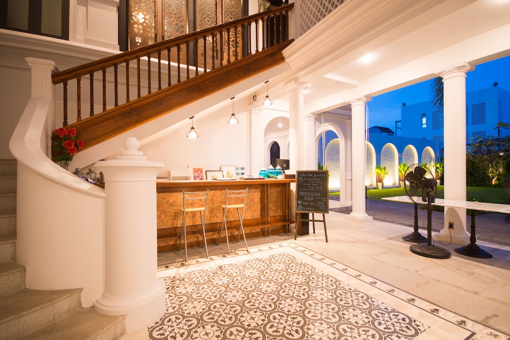 LITTLE NYONYA HOTEL 8/50