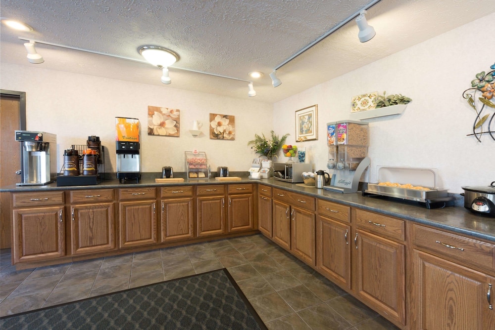 Super 8 by Wyndham Greenfield 4/22