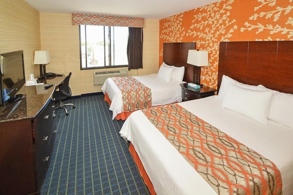 Corona Hotel 8/34