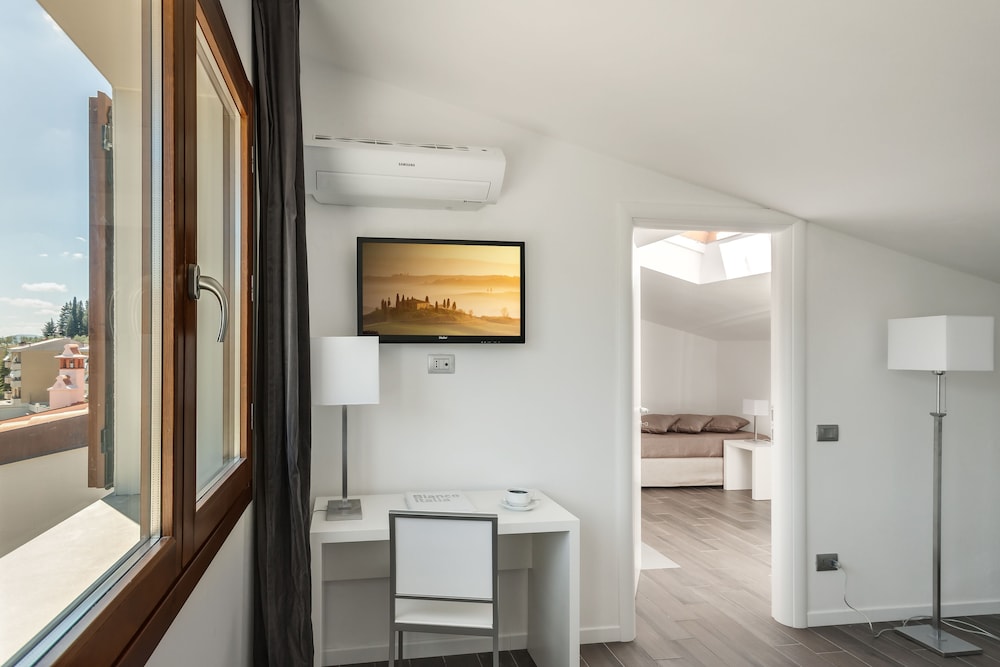 The Florence Hills Resort Spa 48/50