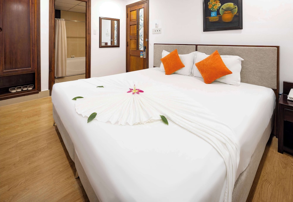 SUPERIOR, DOUBLE OR TWIN BED, BATHTUB