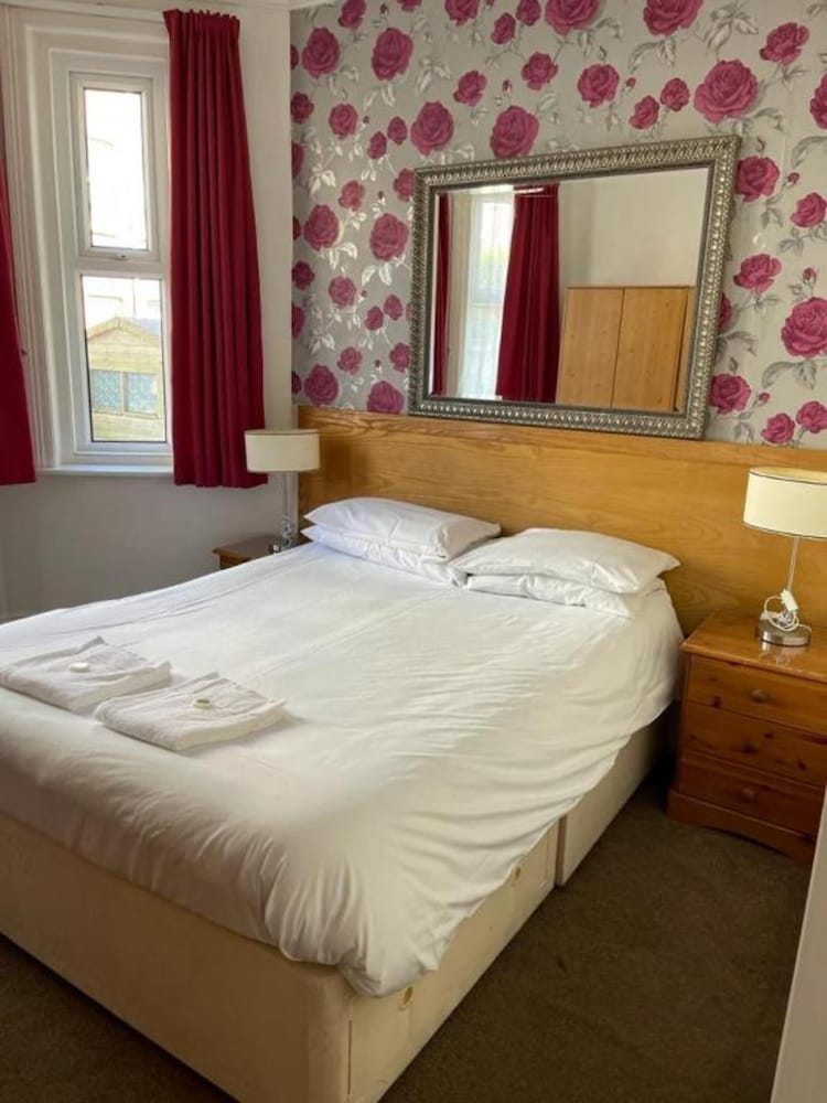 OYO The Lodge Bournemouth 10/47