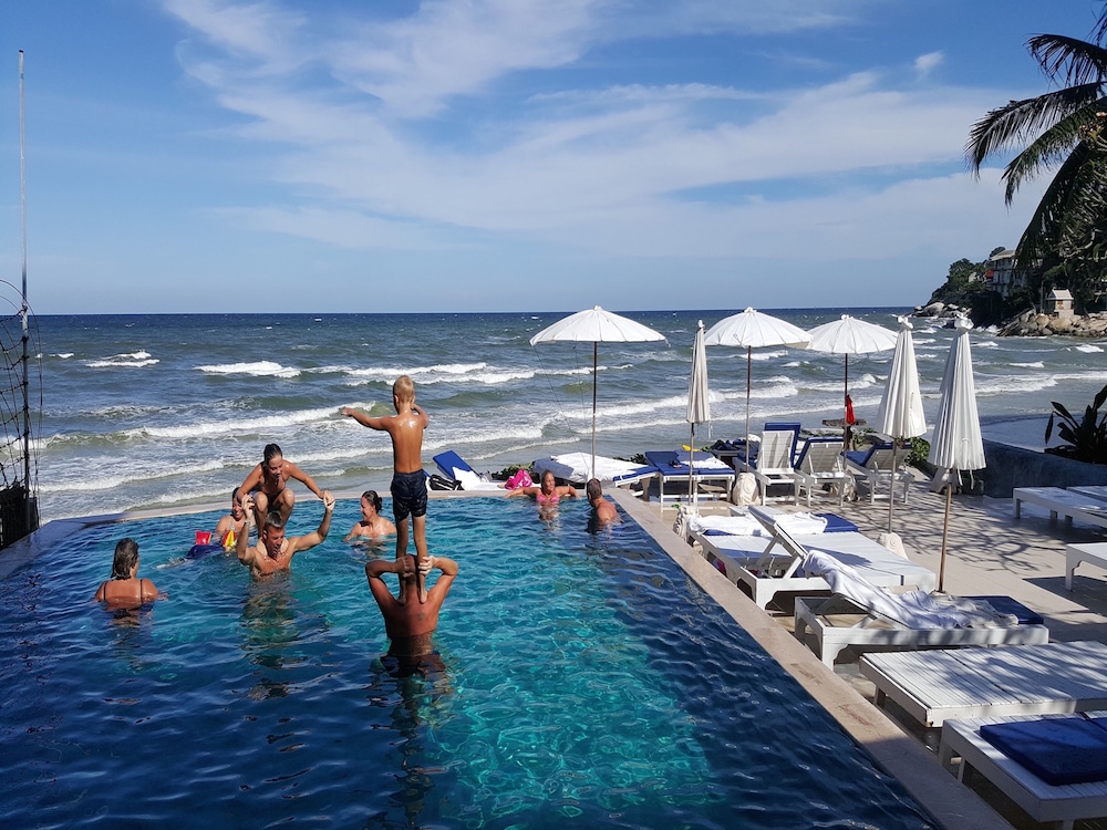 Nern Chalet Beachfront Hotel 60/74