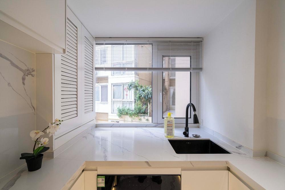 Senior, Apartment, 1 Queen and 1 Double Bed، Book and Bed-People's Square 10/10