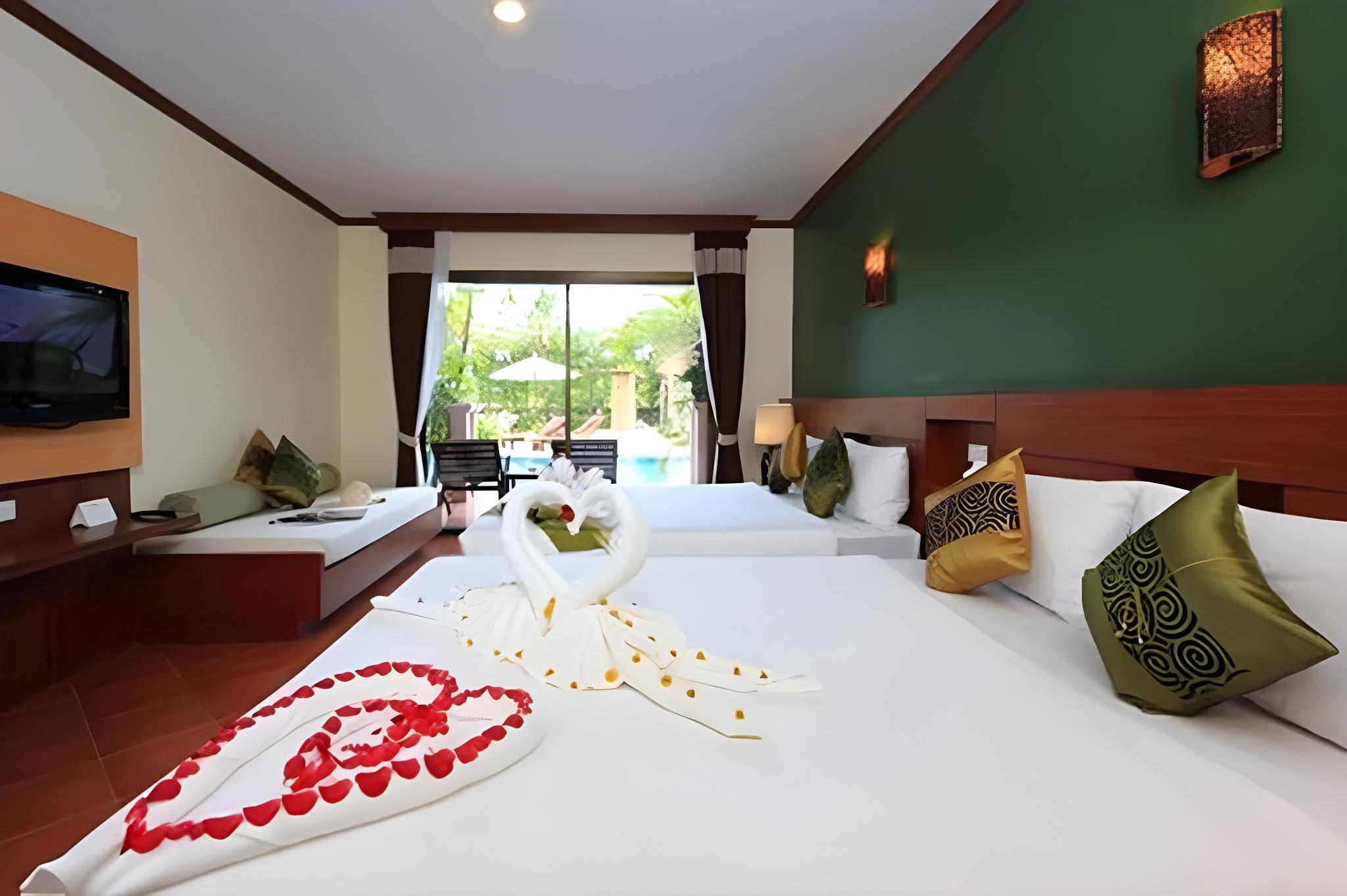 Deluxe, 1 King and 1 Single Beds, Pool View