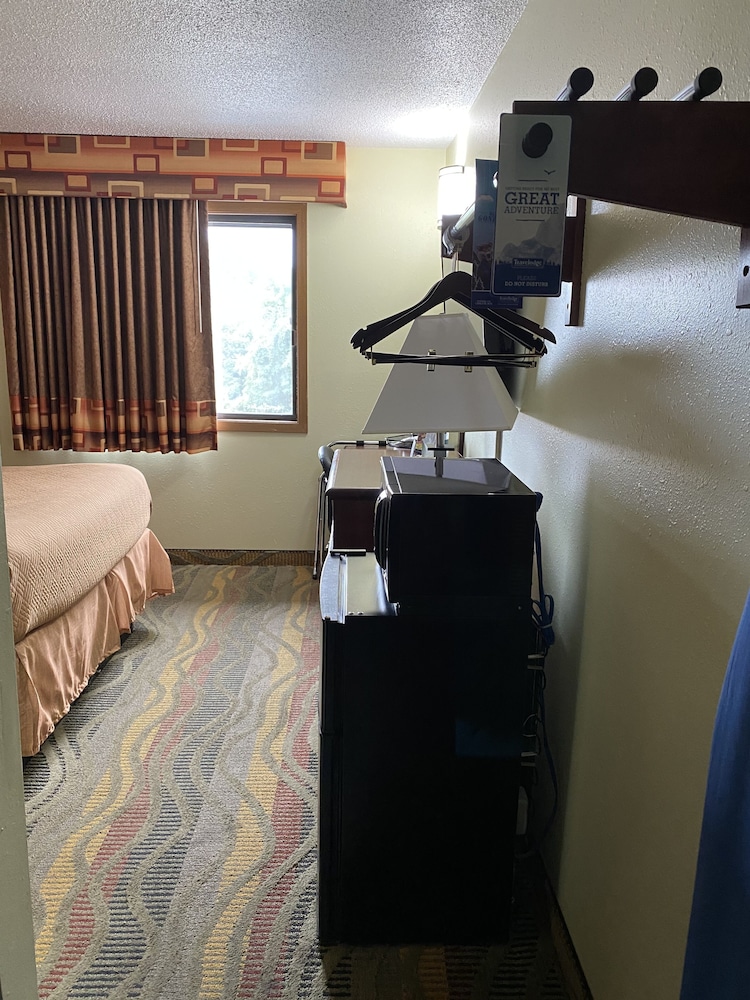Travelodge by Wyndham La Porte/Michigan City Area 46/50