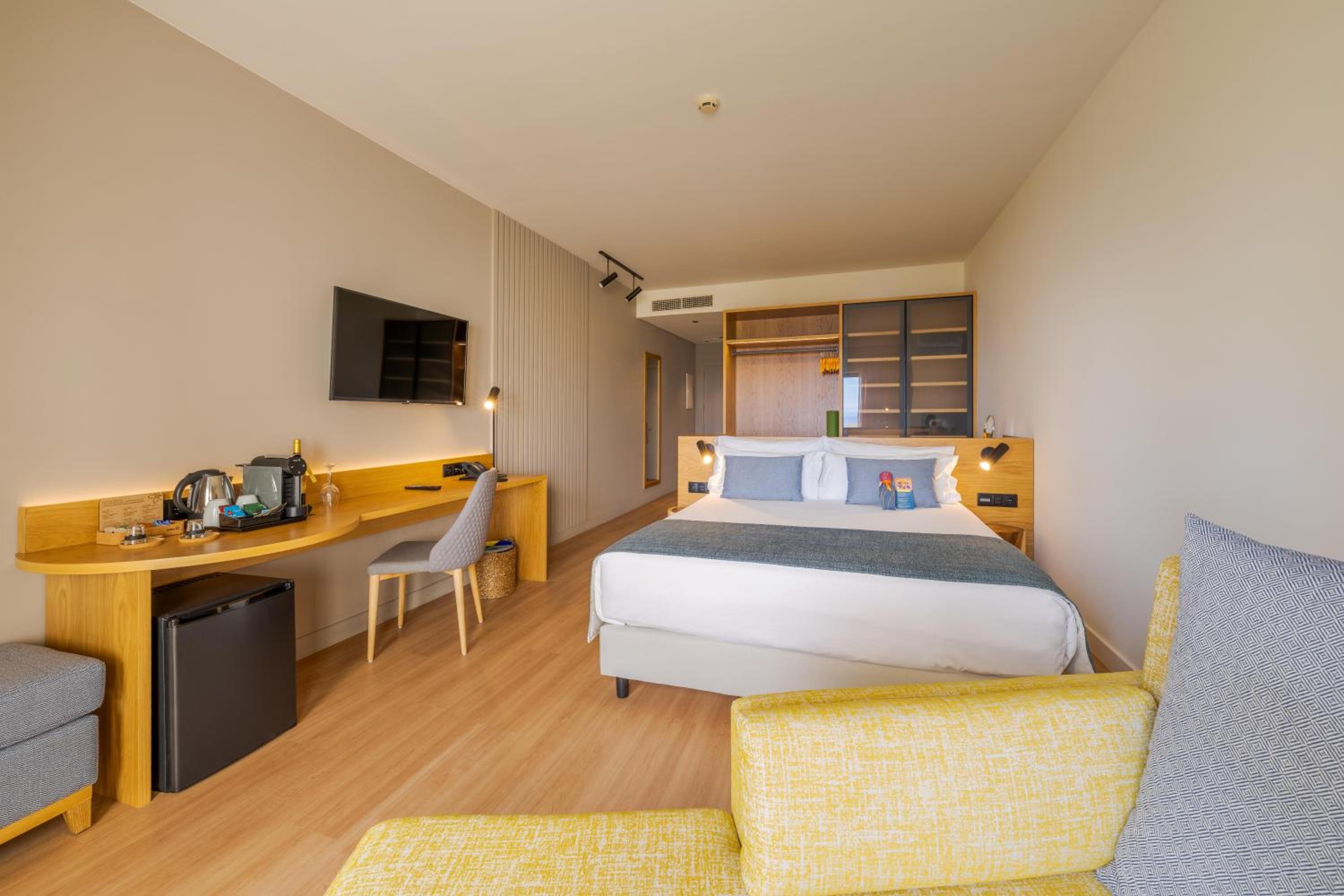 Deluxe, Double Bed, Lateral Side Sea View