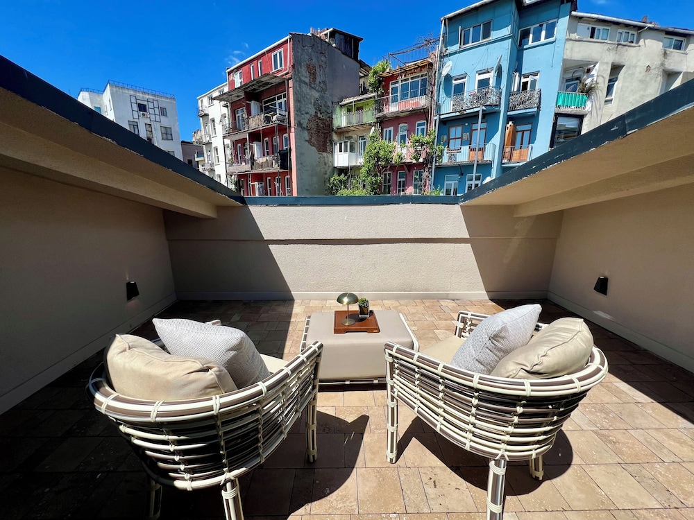 Weingart Suites Hotel 48/58