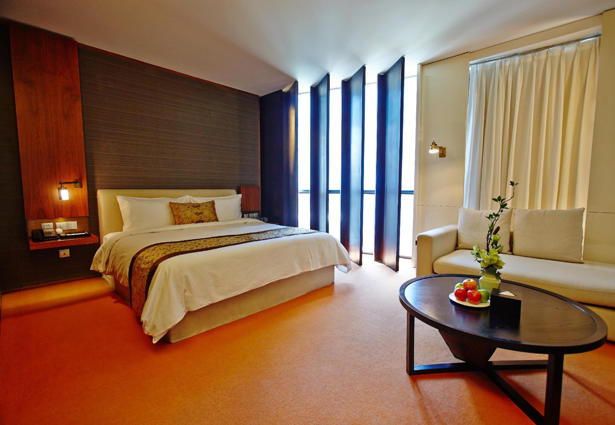 Elegant, Queen Bed