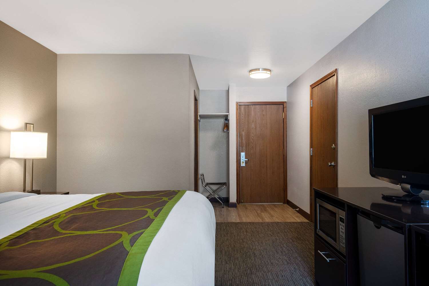 Super 8 by Wyndham St. Regis 10/30