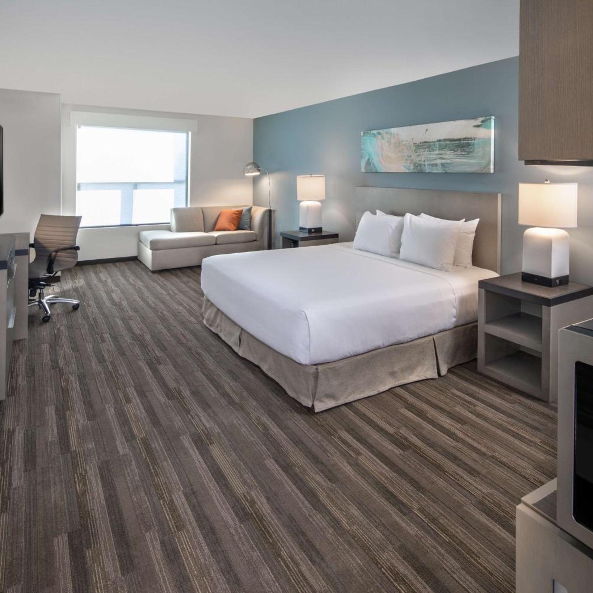 Room, King Bed, Den, Bathtub, Accessible