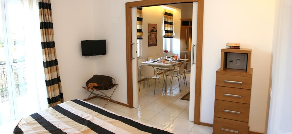 Rota Suites 10/58