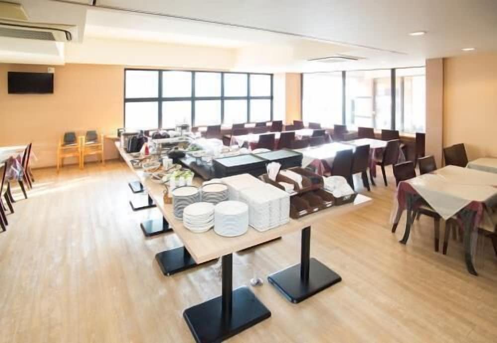 Toyota Prestige Hotel 13/17